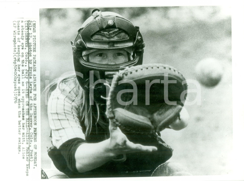 Fotografia d epoca originale 1976 DENVER USA BASEBALL Alice MAHLER tiene gli occhi sulla palla Foto 1