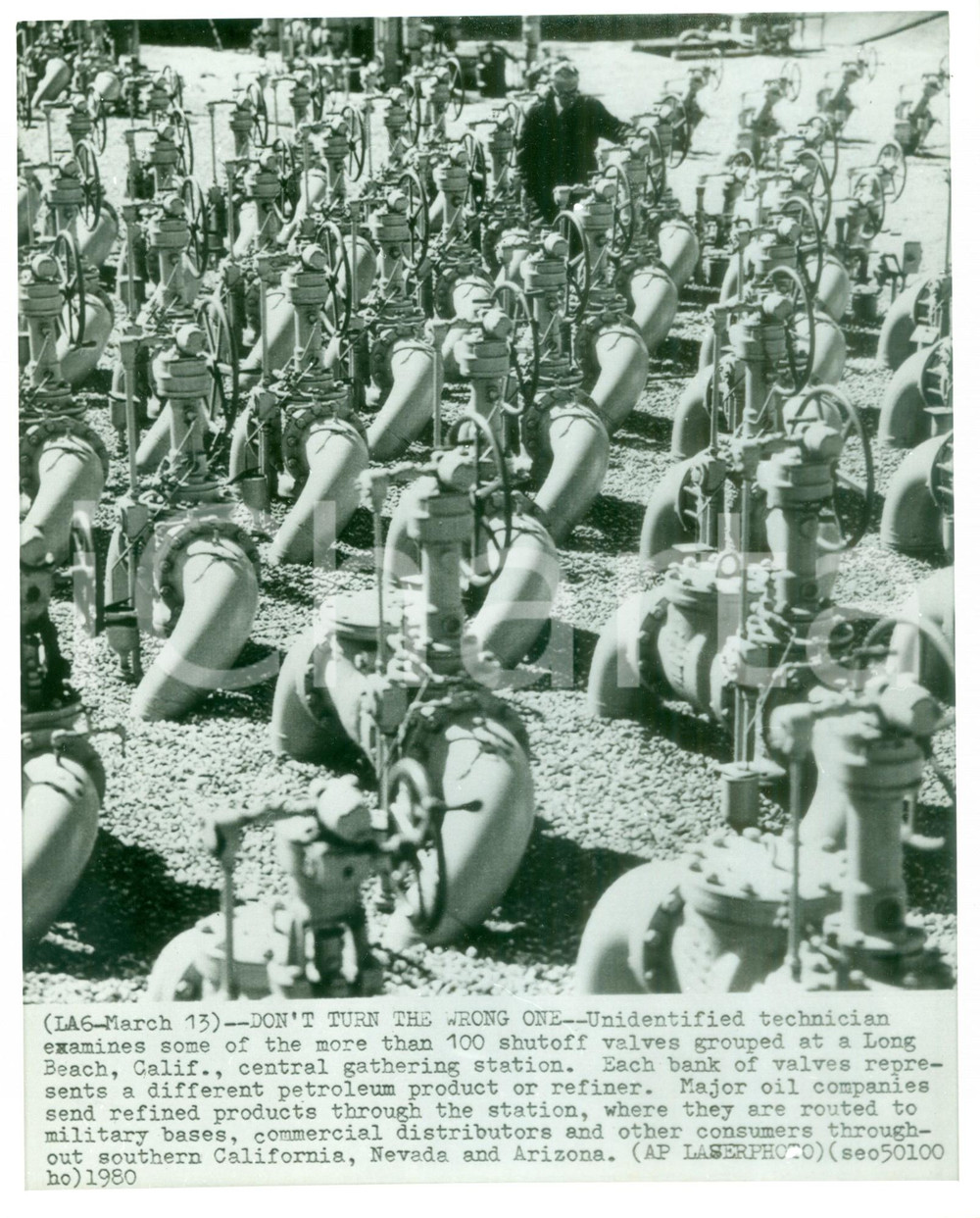 Fotografia d epoca originale 1980 LONG BEACH USA Tecnico esamina la valvole dei pozzi di petrolio Foto 1