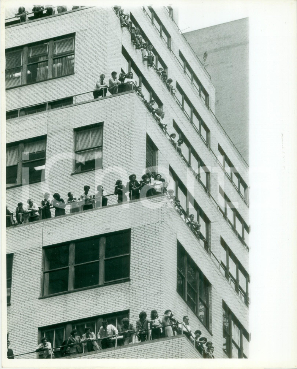 Fotografia d epoca originale 1979 NEW YORK CITY Folla sui balconi a MADISON AVENUE per Giovanni Paolo II Foto 1