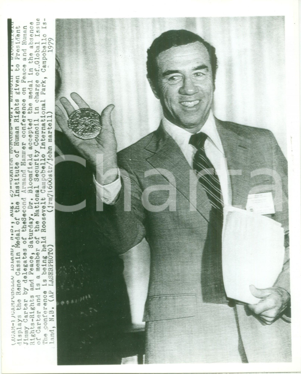 Fotografia d epoca originale 1979 CAMPOBELLO ISLAND CANADA Lincoln BLOOMFIELD con medaglia René CASSIN Foto 1