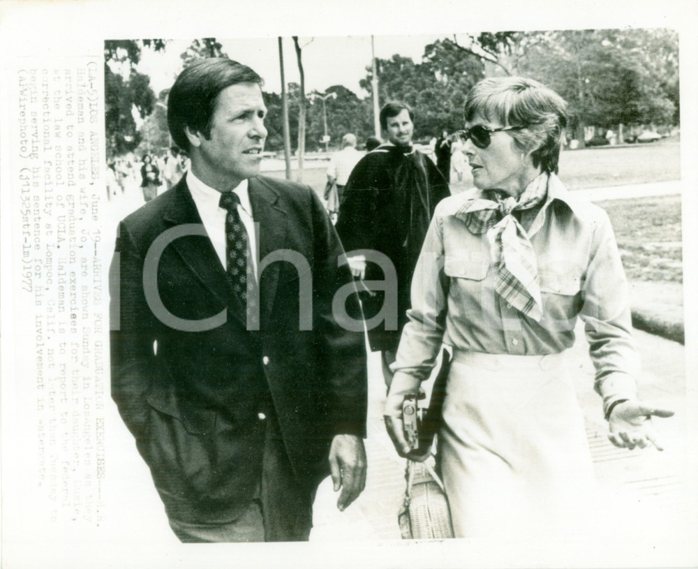 Fotografia d epoca originale 1977 LOS ANGELES USA Harry Robbins HALDEMAN con la moglie alla UCLA Fotografia 1