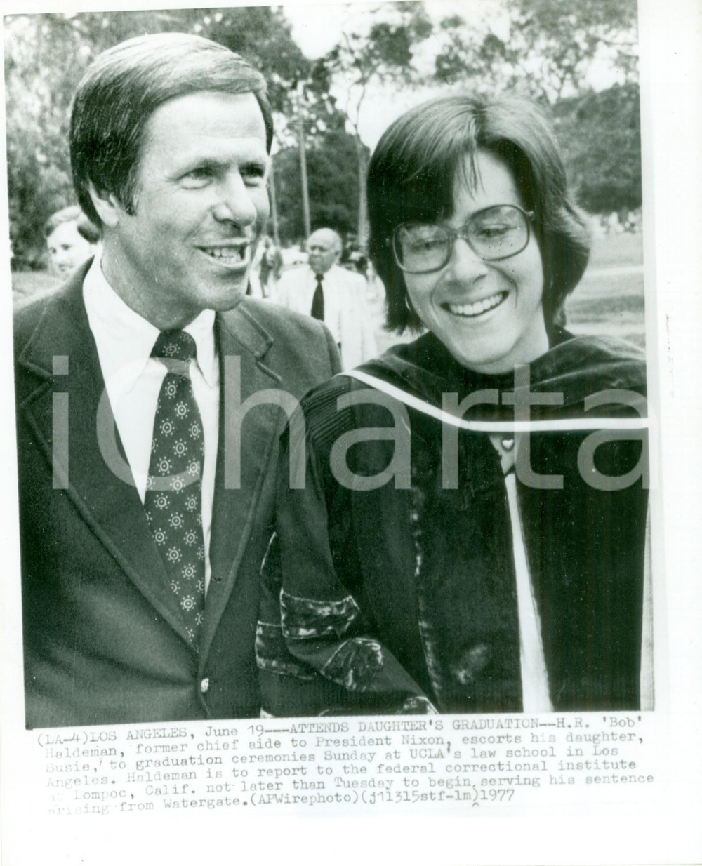 Fotografia d epoca originale 1977 LOS ANGELES Harry Robbins HALDEMAN alla laurea della figlia Fotografia 1