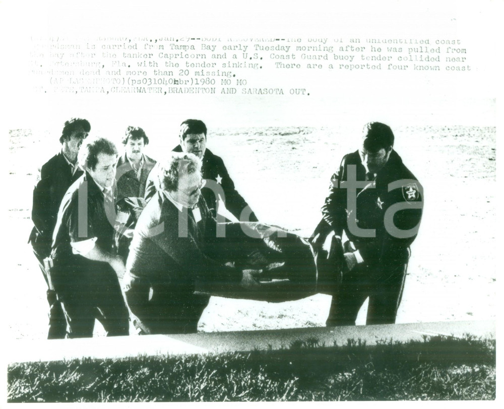Fotografia d epoca originale 1980 ST. PETERSBURG USA Polizia recupera corpo alla TAMPA BAY Fotografia 1