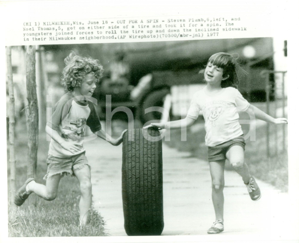 Fotografia d epoca originale 1977 MILWAUKEE USA Steven PLUMB Noel THOMAS giocano con pneumatico Fotografia 1
