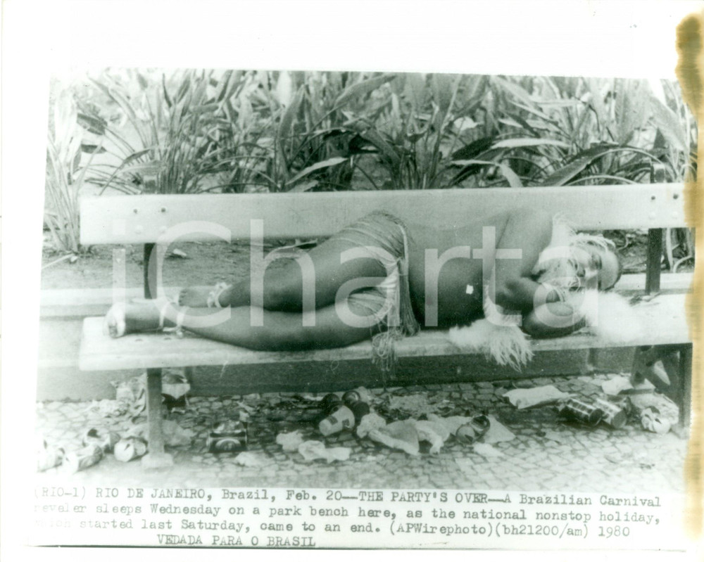 Fotografia d epoca originale 1980 RIO DE JANEIRO Risveglio su una panchina dopo baldorie del CARNEVALE Foto 1
