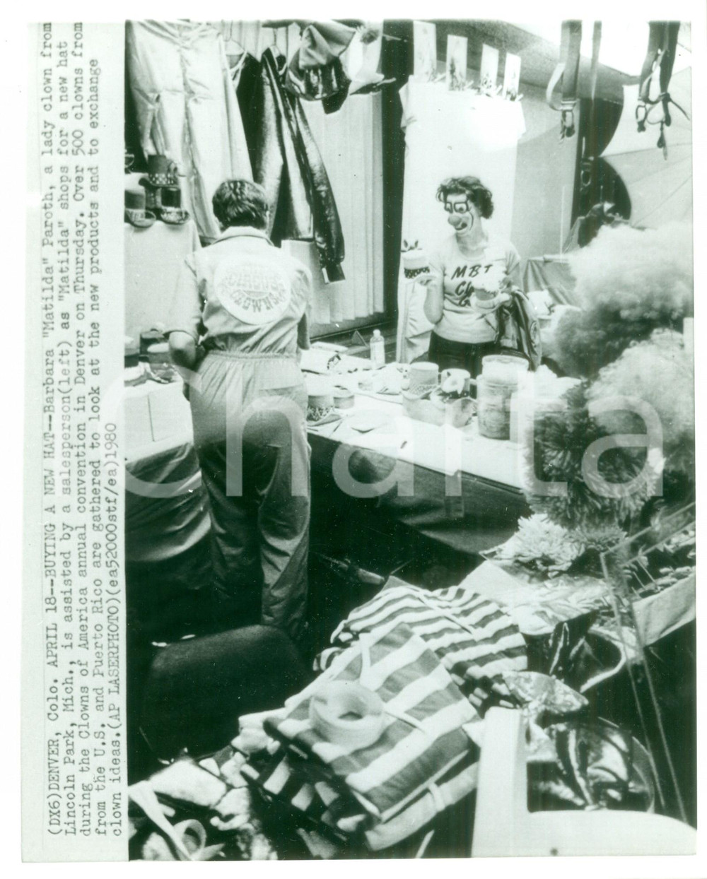 Fotografia d epoca originale 1980 DENVER USA Barbara Matilda PAROTH donna clown compra cappello Fotografia 1
