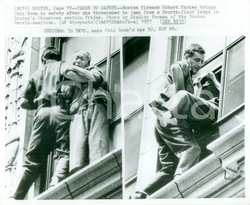 Fotografia d epoca originale 1977 BOSTON USA Pompiere Robert MARKEY porta in salvo Chin GOON Fotografia 1