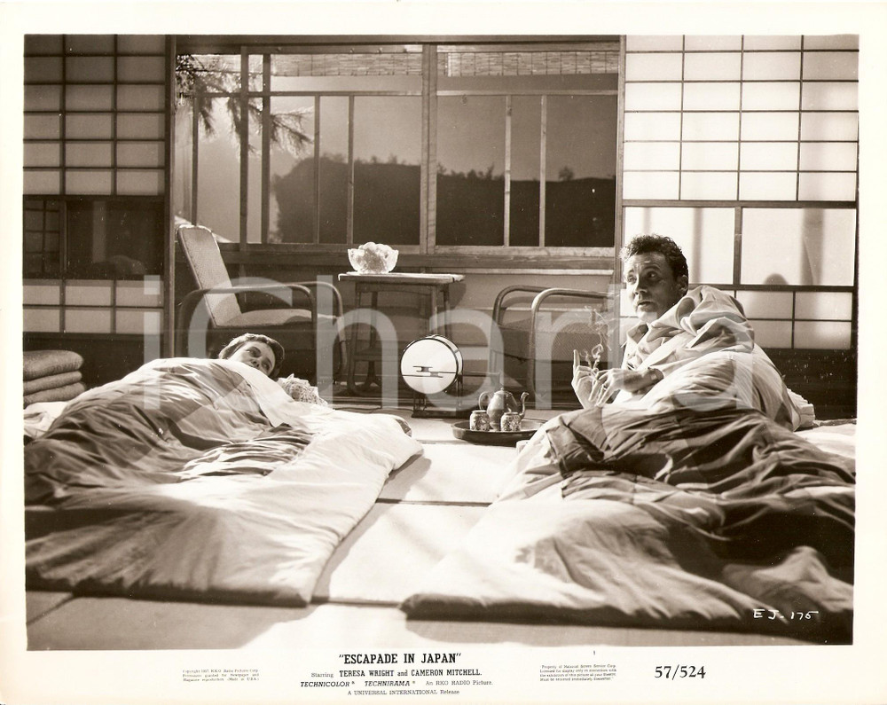 Fotografia d epoca originale 1957 ESCAPADE IN JAPAN Teresa WRIGHT Cameron MITCHELL Futon Arthur LUBIN Foto 1