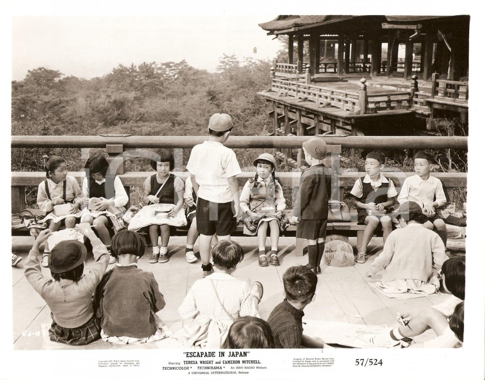 Fotografia d epoca originale 1957 ESCAPADE IN JAPAN Jon PROVOST Roger NAKAGAWA Gita scolastica al tempioFoto 1