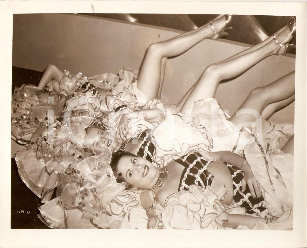 Fotografia d epoca originale HIT PARADE OF 1947 Ballerine SAMBA sdraiate sul palco Regia Frank McDONALD Foto 1