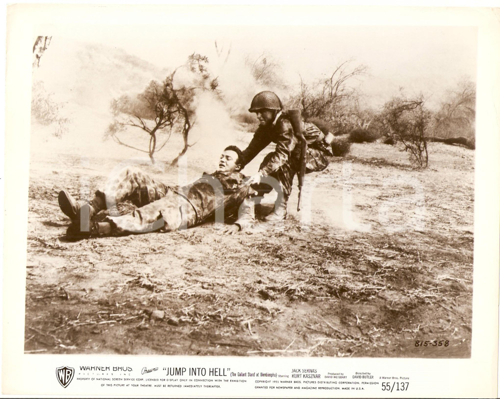 Fotografia d epoca originale 1955 JUMP INTO HELL Soldato salva ferito di guerra Regia di David BUTLER Foto 1
