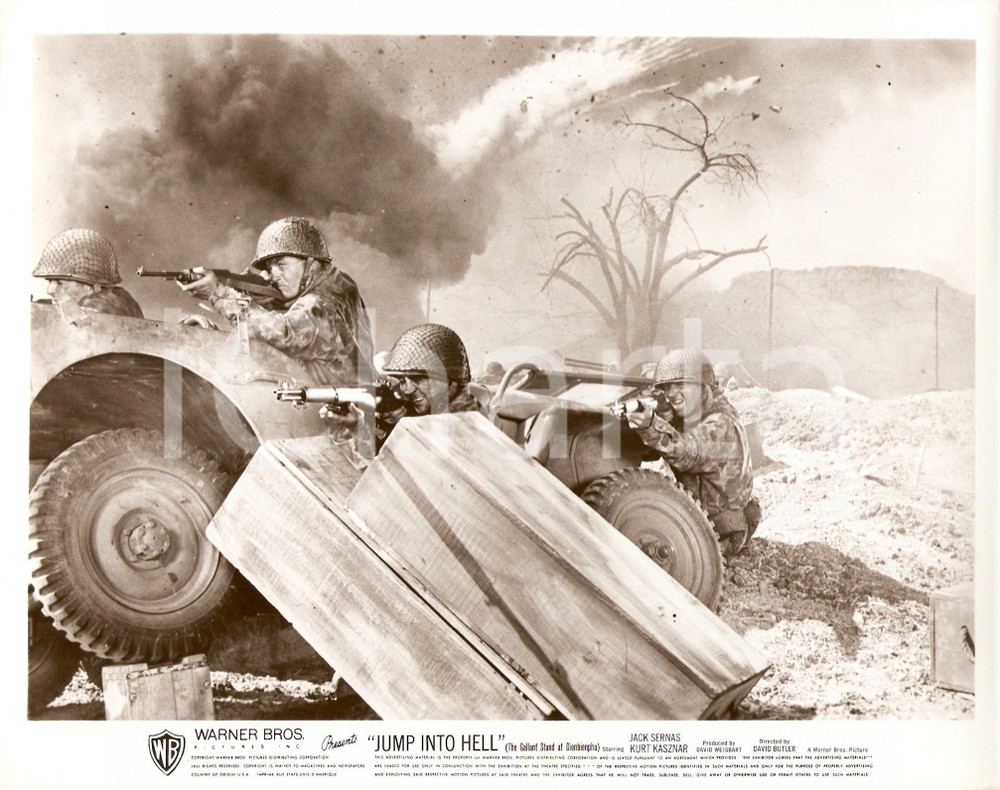 Fotografia d epoca originale 1955 JUMP INTO HELL Soldati dietro camionetta Bombardamenti David BUTLER Foto 1