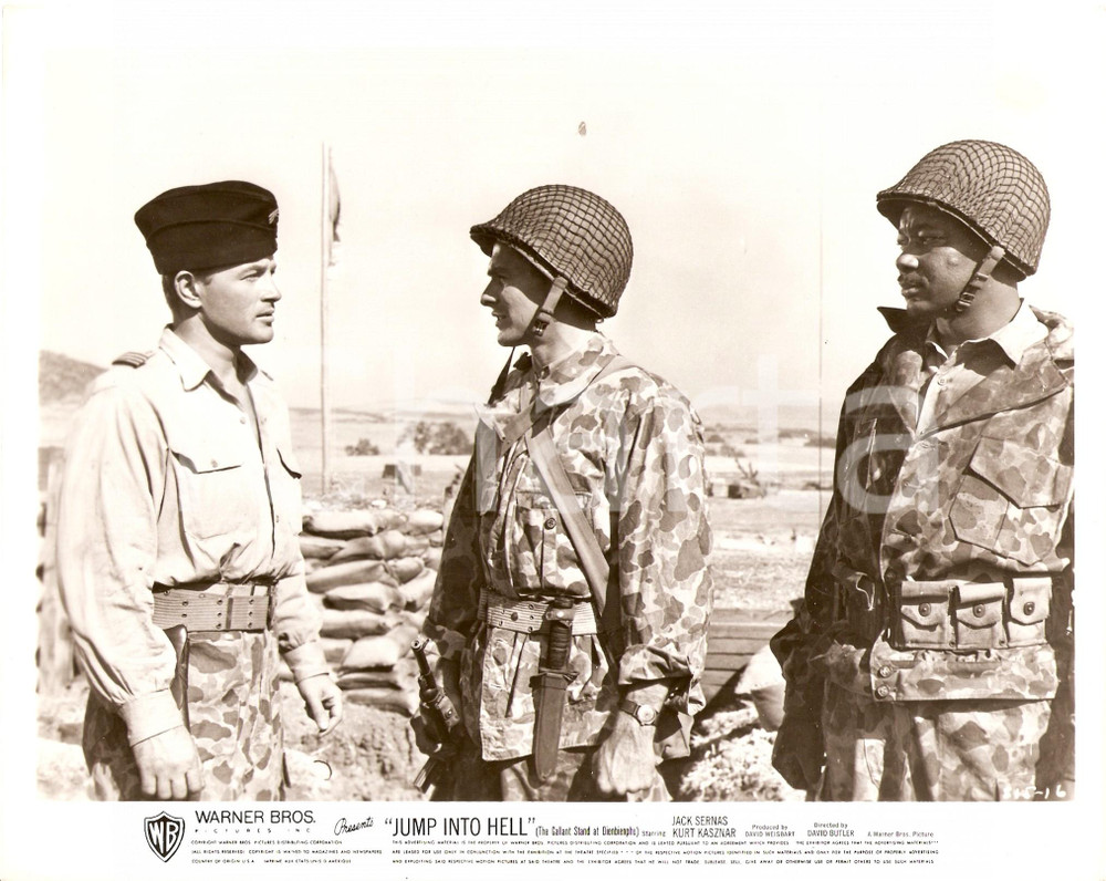 Fotografia d epoca originale 1955 JUMP INTO HELL Jacques SERNAS su campo di battaglia Regia David BUTLER Foto 1