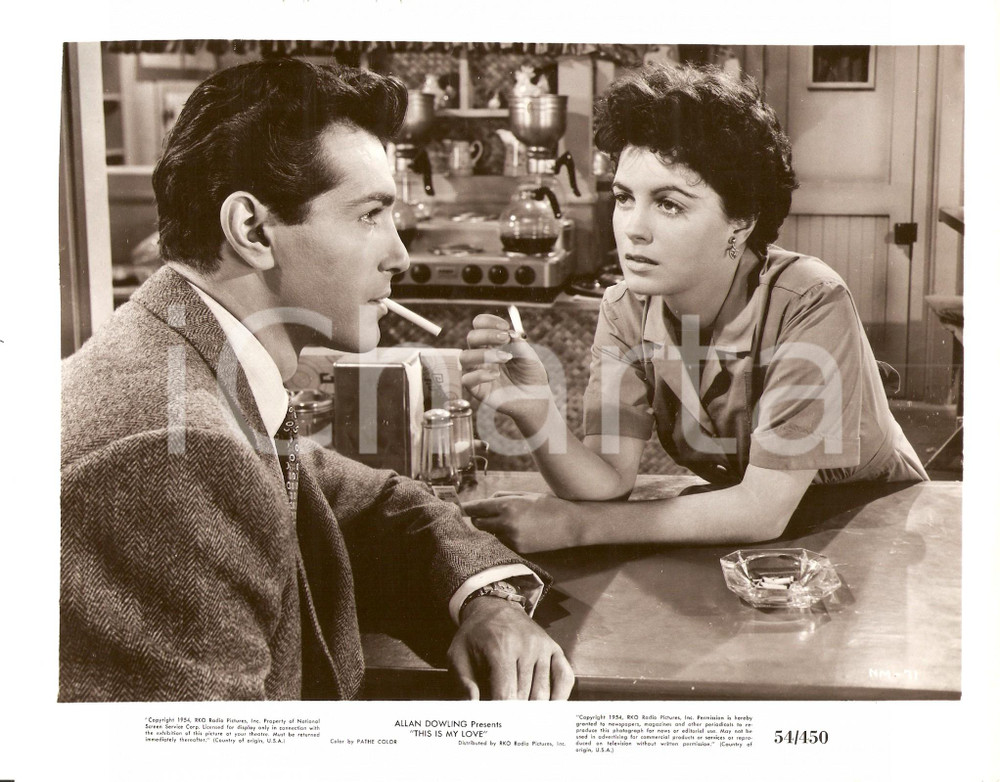 Fotografia d epoca originale 1954 THIS IS MY LOVE Faith DOMERGUE accende sigaretta a Rick JASON Foto 1