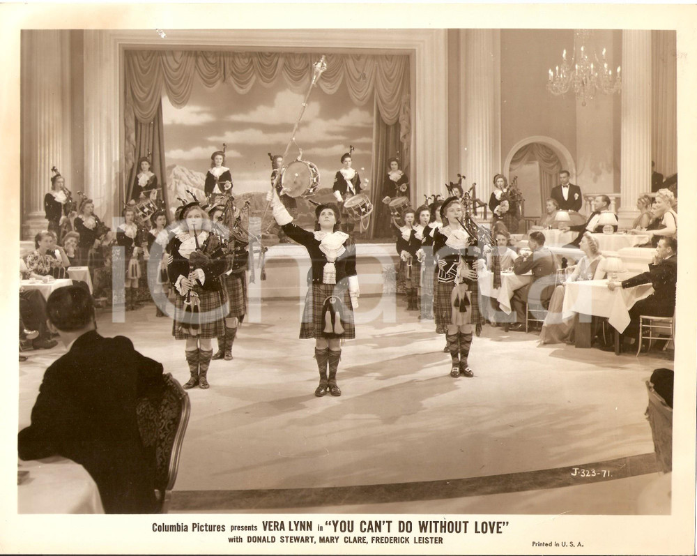 Fotografia d epoca originale 1944 ONE EXCITING NIGHT Ragazze in kilt suonano cornamusa Walter FORDE Foto 1