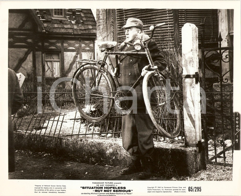 Fotografia d epoca originale 1965 SITUATION HOPELESS BUT NOT SERIOUS Alec GUINNESS solleva bicicletta Foto 1