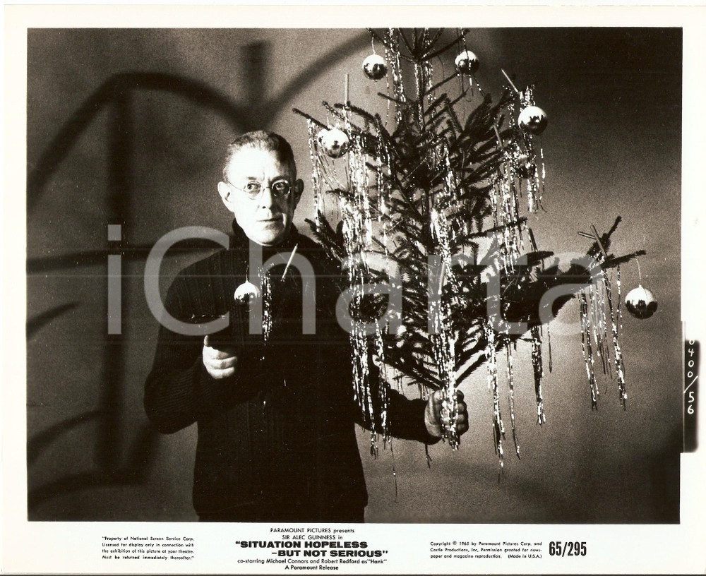 Fotografia d epoca originale 1965 SITUATION HOPELESS BUT NOT SERIOUS Alec GUINNESS Albero di Natale Foto 1
