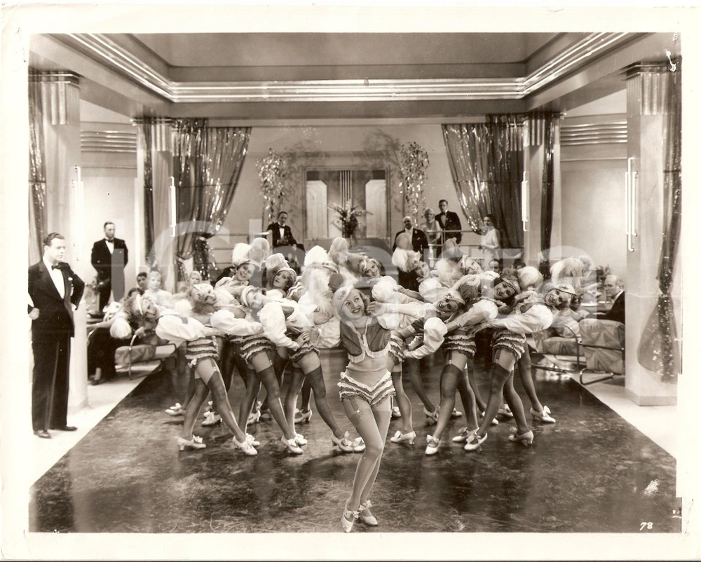 Fotografia d epoca originale 1941 ZIS BOOM BAH Ballerini nella hall di un hotel Regia di William NIGH Foto 1