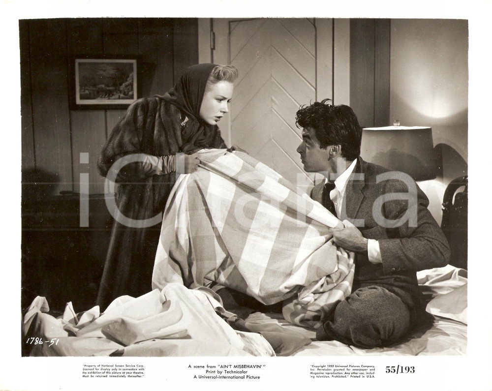 Fotografia d epoca originale 1955 AIN T MISBEHAVIN Piper LAURIE e Rory CALHOUN si contendono coperta Foto 1