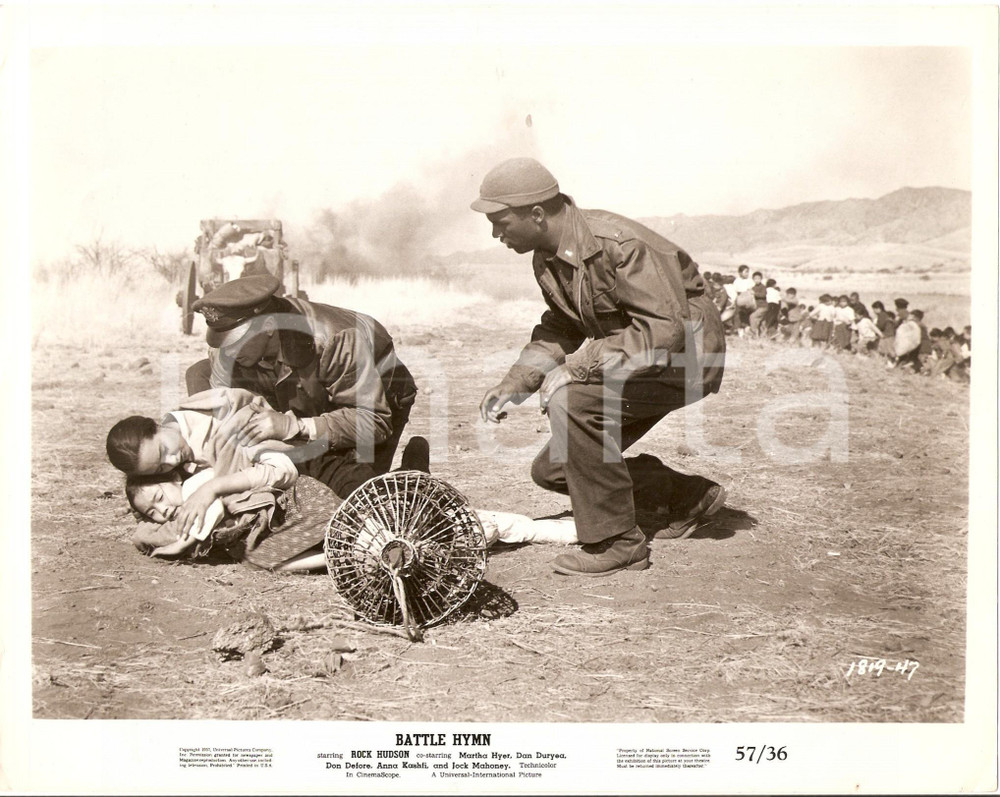 Fotografia d epoca originale 1957 BATTLE HYMN Rock HUDONS salva bambina coreana durante bombardamento Foto 1