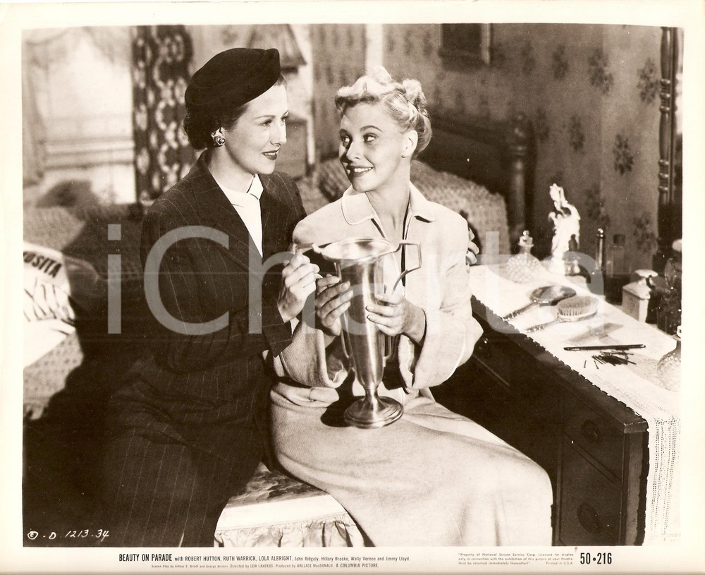 Fotografia d epoca originale 1950 BEAUTY ON PARADE Lola ALBRIGHT Ruth WARRICK stringono coppa Foto 25x20 cm 1