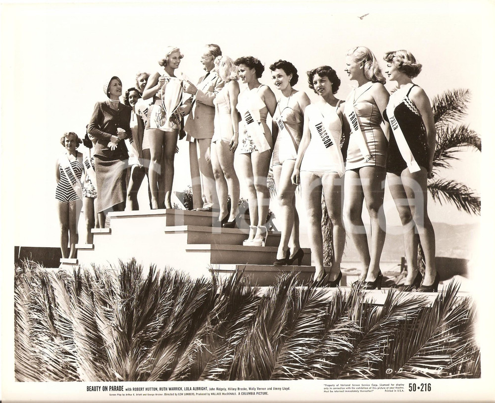 Fotografia d epoca originale 1950 BEAUTY ON PARADE Premiazione MISS Giudice consegna coppa Lola ALBRIGHT Foto 1