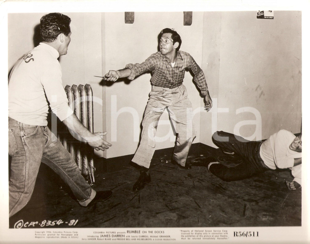 Fotografia d epoca originale 1956 RUMBLE ON THE DOCKS Uomo si difende con coltello a serramanico Foto 1