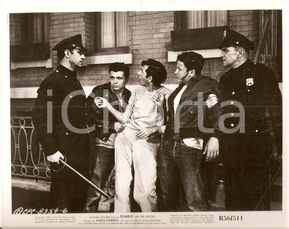 Fotografia d epoca originale 1956 RUMBLE ON THE DOCKS Michael GRANGER arrestato con alcuni teppisti Foto 1