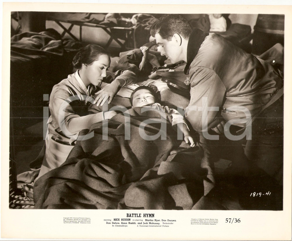 Fotografia d epoca originale 1957 BATTLE HYMN Rock HUDONS e Anna KASHFI curano bambino coreano Foto 25x20 cm 1