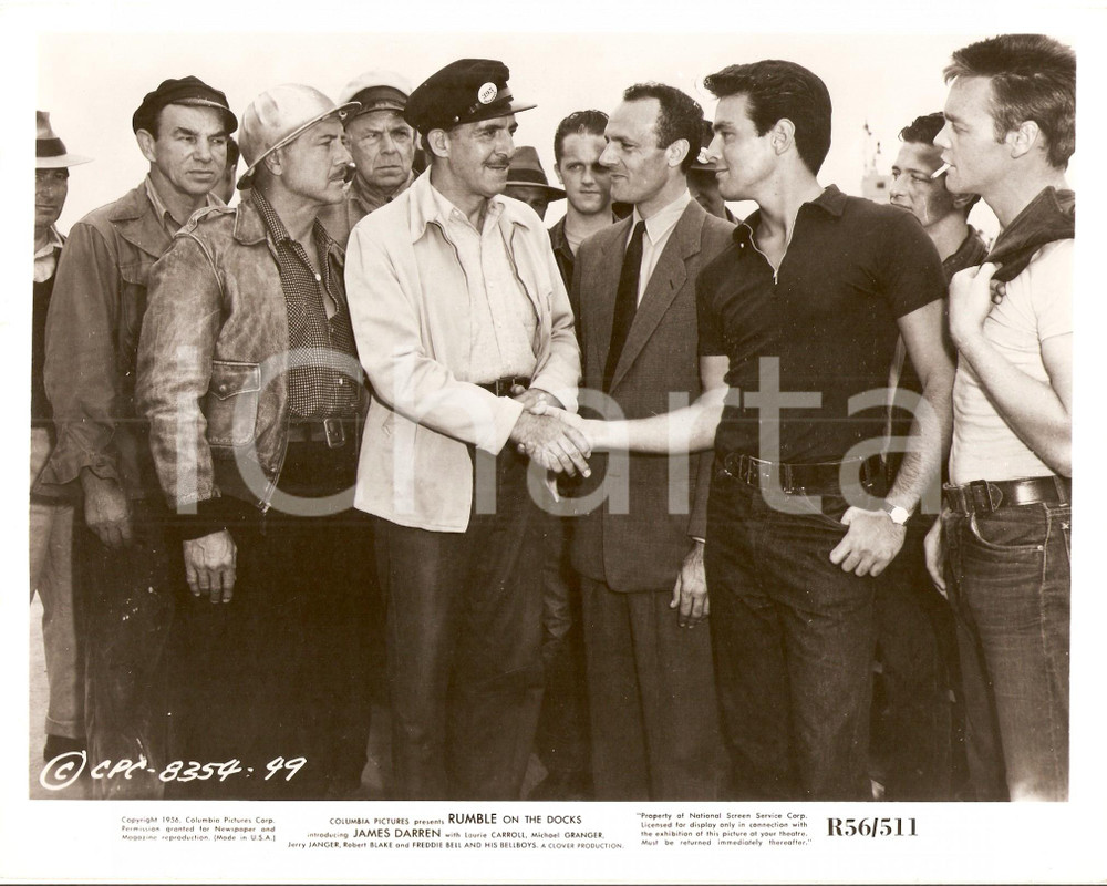 Fotografia d epoca originale 1956 RUMBLE ON THE DOCKS James DARREN stringe la mano a portuale Foto 25x20 cm 1