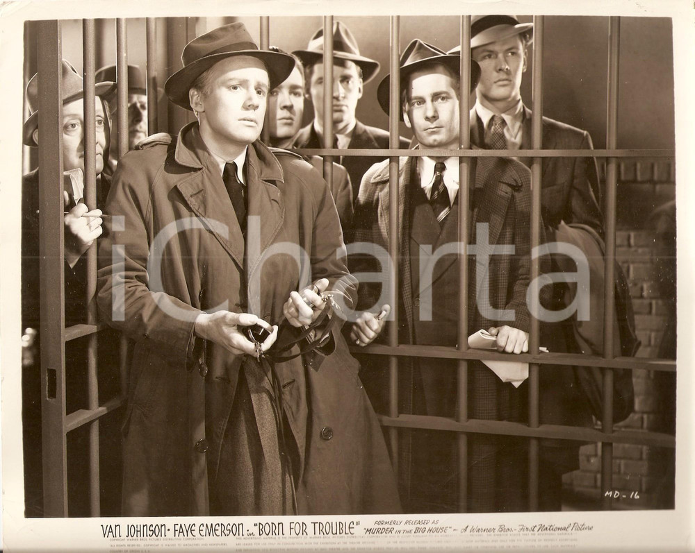 Fotografia d epoca originale 1942 BORN FOR TROUBLE Van JOHNSON con cuffie all interno della cella Foto 1