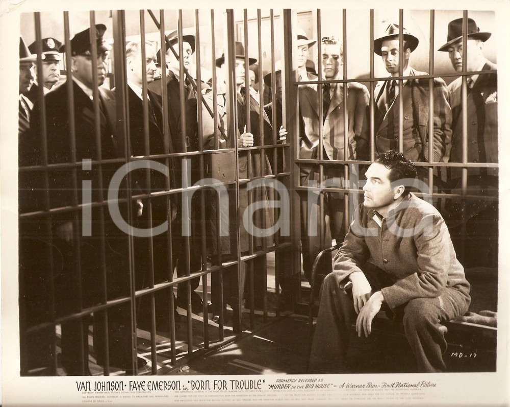 Fotografia d epoca originale 1942 BORN FOR TROUBLE Interrogatorio a detenuto dietro le sbarre Foto 25 x 20 cm 1
