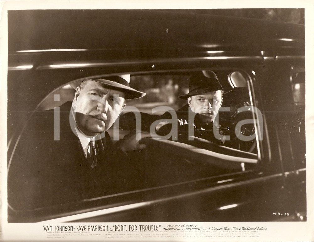 Fotografia d epoca originale 1942 BORN FOR TROUBLE Van JOHNSON armato durante un pedinamento Foto 25 x 20 cm 1