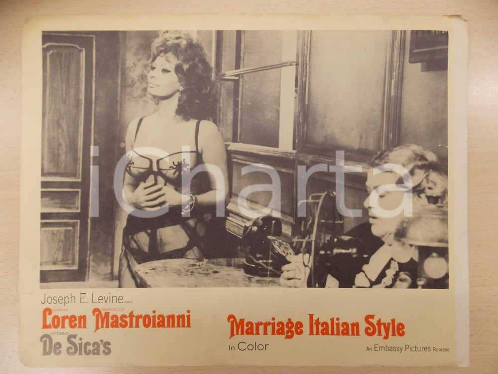 Oggetto da collezione cartaceo 1964 MATRIMONIO ALL ITALIANA Sophia LOREN Lingerie Vittorio DE SICA Lobby Card 1