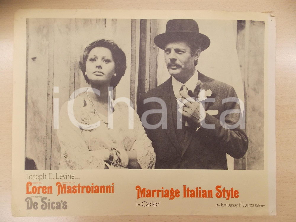 Oggetto da collezione cartaceo 1964 MATRIMONIO ALL ITALIANA Marcello MASTROIANNI Sophia LOREN Lobby Card 35x28 1