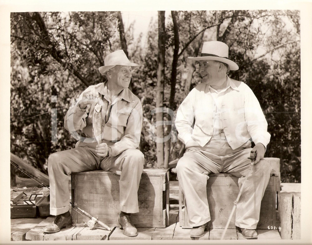 Fotografia d epoca originale 1943 CINDERELLA SWINGS IT Guy KIBBEE Pierre WATKIN a pesca Christy CABANNE Foto 1
