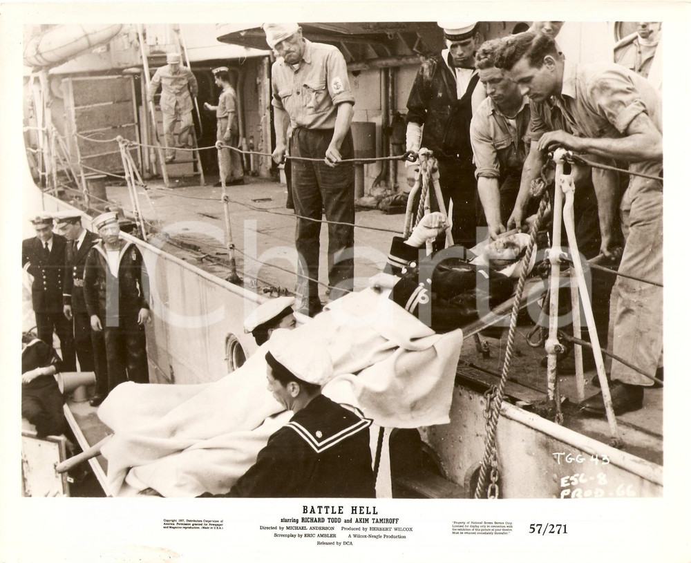 Fotografia d epoca originale 1957 BATTLE HELL Feriti sul ponte di comando Regia di Michael ANDERSON Foto 1