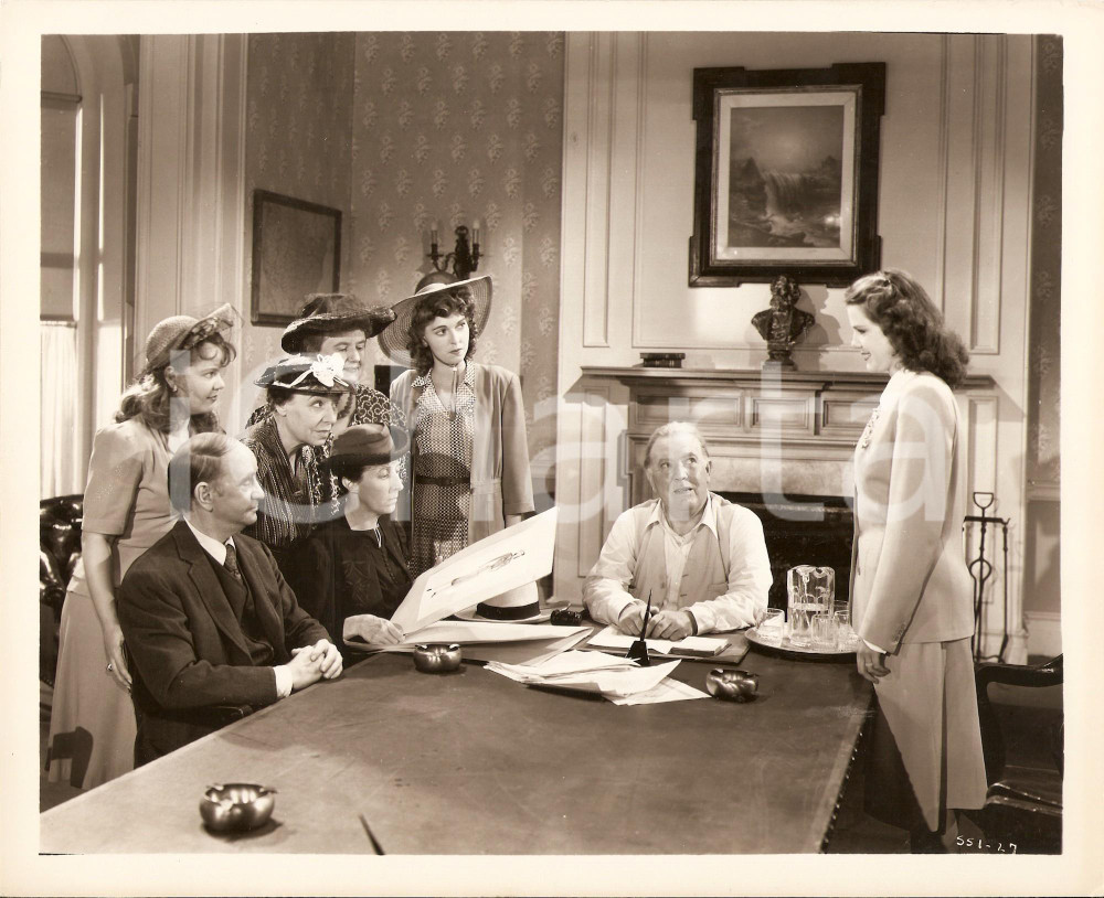 Fotografia d epoca originale 1943 CINDERELLA SWINGS IT Guy KIBBEE Gloria WARREN mostra figurini di moda Foto 1