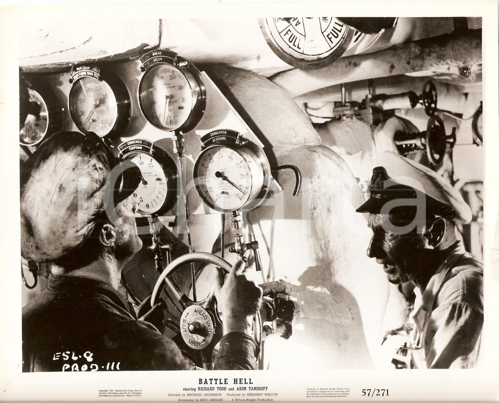 Fotografia d epoca originale 1957 BATTLE HELL Marinai in sala macchine Regia di Michael ANDERSON Foto 1