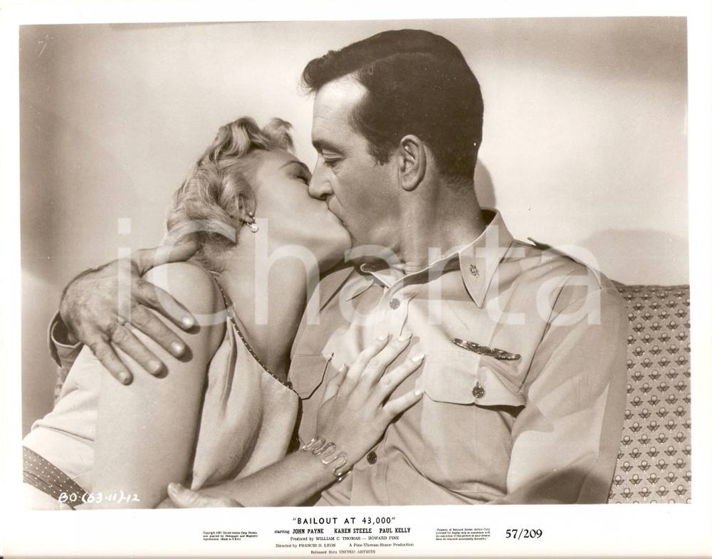 Fotografia d epoca originale 1957 BAILOUT AT 43000 John PAYNE Karen STEELE Bacio Regia Francis D. LYON Foto 1