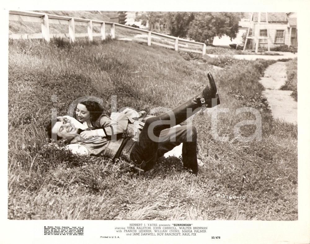 Fotografia d epoca originale 1950 SURRENDER John CARROLL Vera RALSTON stesi sul prato Regia Allan DWAN Foto 1
