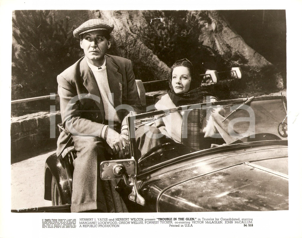 Fotografia d epoca originale 1954 TROUBLE IN THE GLEN Forrest TUCKER Margaret LOCKWOOD su auto d epoca Foto 1