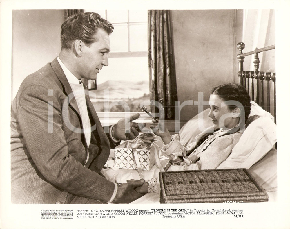 Fotografia d epoca originale 1954 TROUBLE IN THE GLEN Forrest TUCKER Regalo a bambina Herbert WILCOX Foto 1