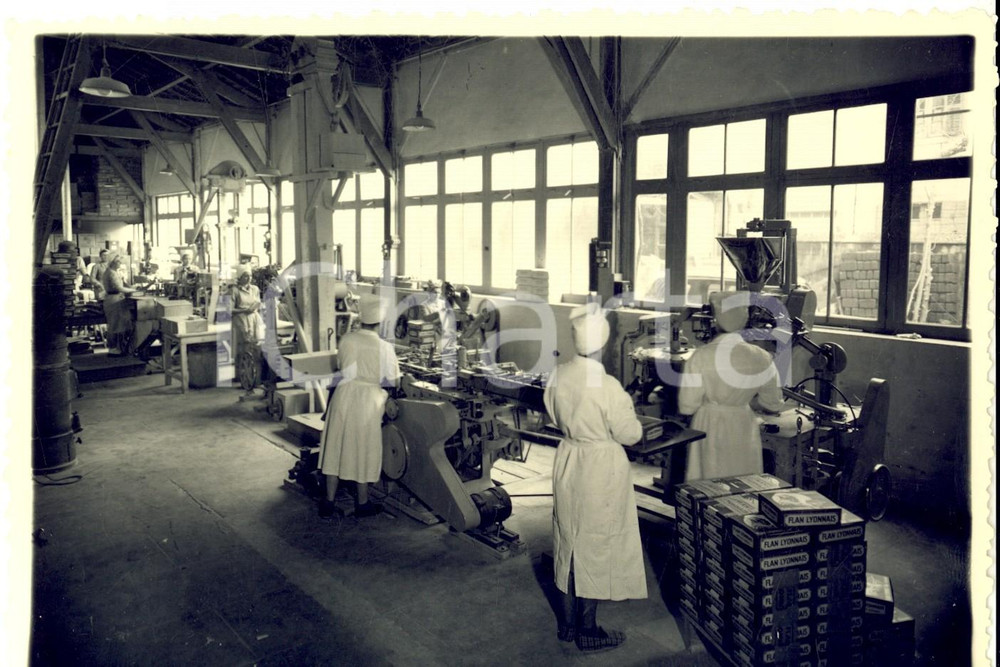 Fotografia d epoca originale 1960 FRANCE TOULON OuvriÃ¨res dans l usine du FLAN LYONNAIS Photo VINTAGE 18x13 1
