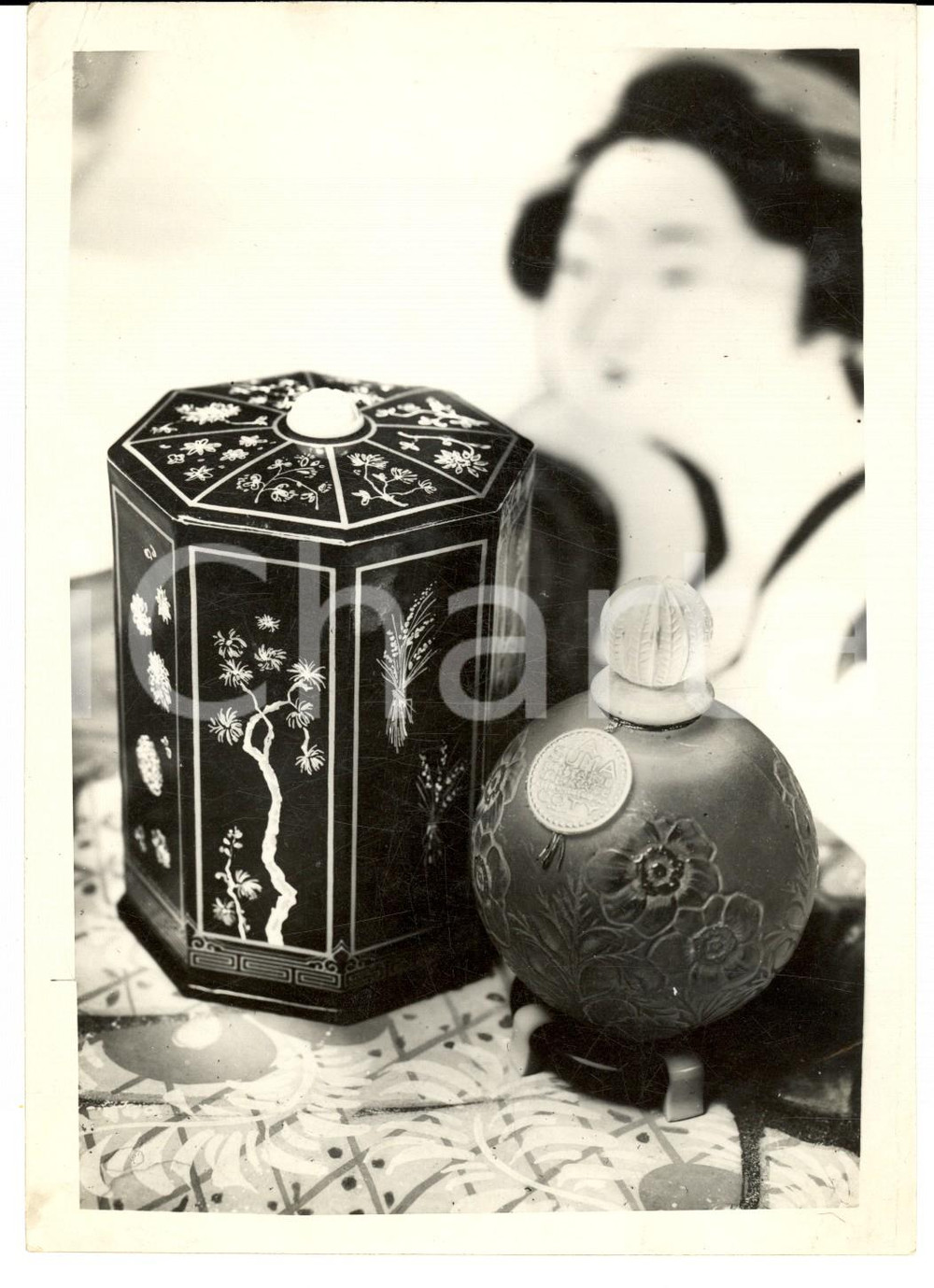 Fotografia d epoca originale 1940 ca  PARIS Esposizione COTY profumo SUMA con scatola JAPAN Foto 13x18 1