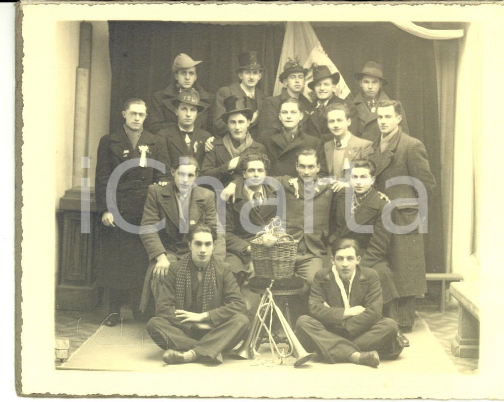 Fotografia d epoca originale 1940 LE TEIL ARDECHE, FRANCE Un goliardico raduno Foto SOUBEYRAN 17x14 1