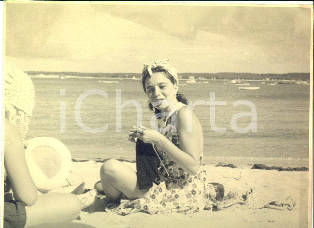 Fotografia d epoca originale 1960 ca FRANCE Giovane donna sferruzza in spiaggia Fotografia VINTAGE 30x23 1