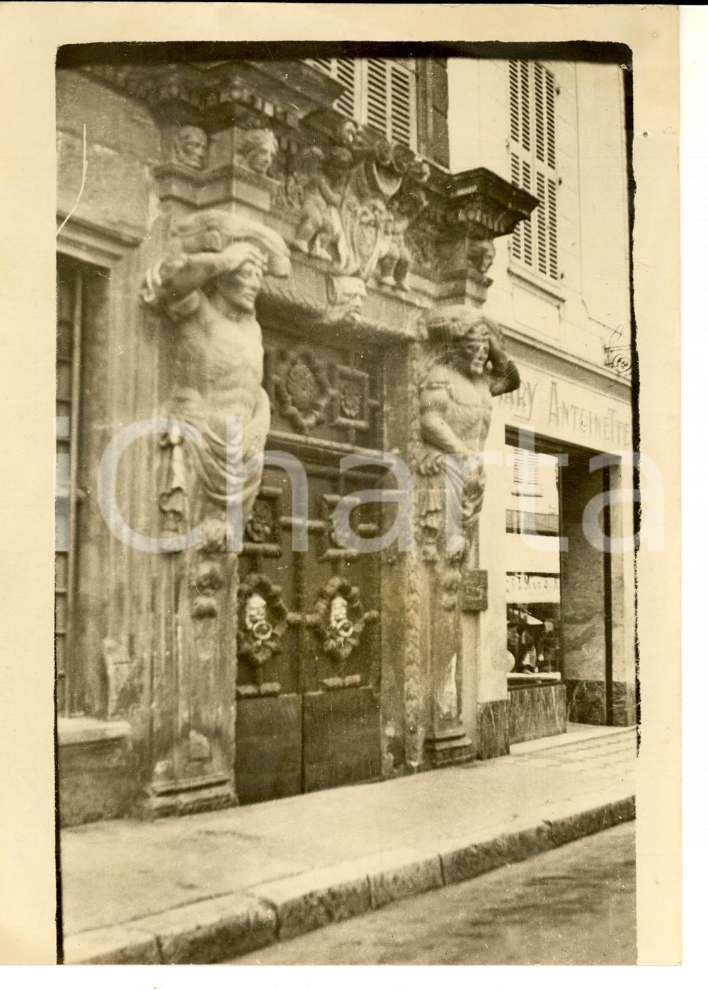 Fotografia d epoca originale 1940 ca FREJUS Portone artistico con negozio Mary Antoinette Foto VINTAGE 1