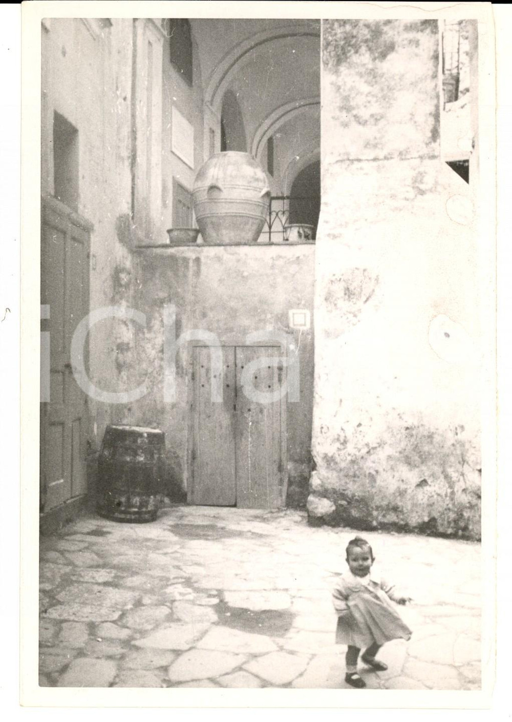 Fotografia d epoca originale 1960 ca FRANCIA COSTUMI Bambina in un antico cortileFoto ARTISTICA 13x18 1