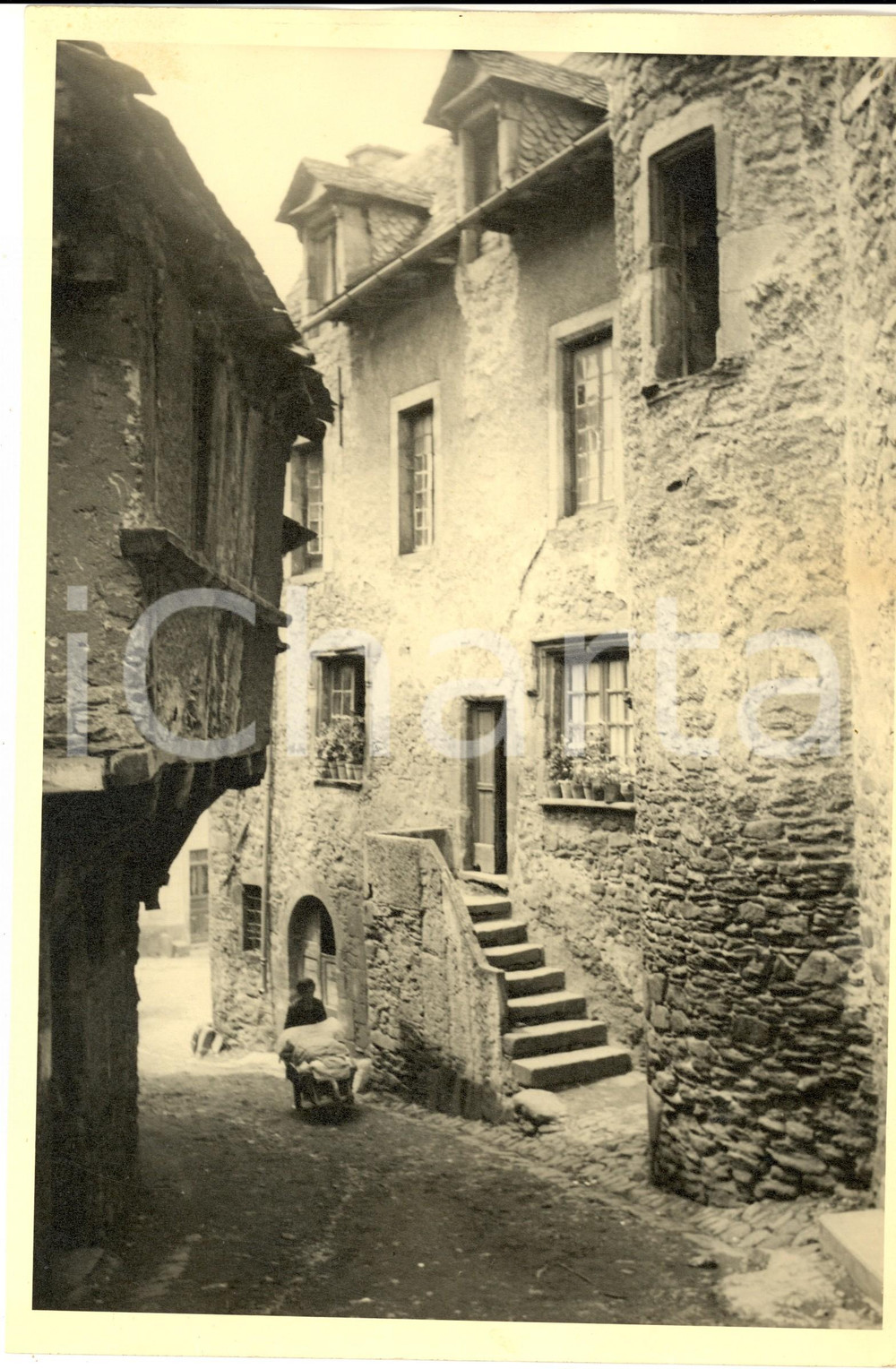 Fotografia d epoca originale 1960 ca FRANCE Antica strada in pietra con donna che porta i panni Foto 20x30 1